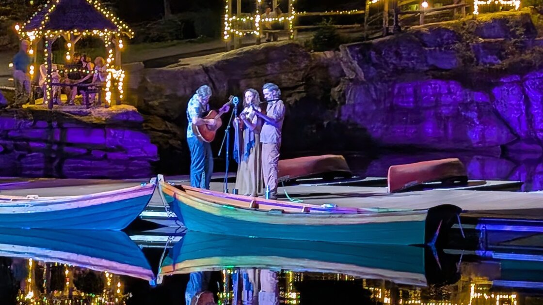 The Murphy Beds and Liz Hanley: A Gluhwein Tailgate